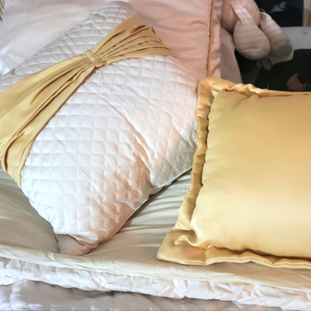 Elegant Cream & Gold Demask Luxury Bedding Set Queen Quilt, 2 Shams, 5 Pillows - Picture 4 of 13